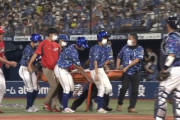 広島・床田が担架で搬送　打席から走り出した直後に転倒…