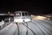 雪道の車間距離はこれでも足りない。軽バンに突っ込んでしまう車載。