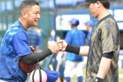 オリックス　前日バットが頭部直撃の伏見が球場入り　ＤｅＮＡ・嶺井とグータッチ交わす