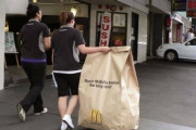 父親「マック買ってきたぞ～」彡(^)(^)｢！｣ﾄﾞﾀﾄﾞﾀﾄﾞﾀ(階段を駆け上がる音)