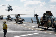 豪海軍強襲揚陸艦の飛行甲板で陸軍所属の攻撃ヘリ「ARH タイガー」が海上での戦闘訓練を実施！