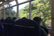 海外「景色を楽しめるように工夫された日本の電車の座席が面白い」　海外の反応
