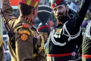 インドとパキスタンの両国の警備隊が互いに示威パフォーマンスを見せ合う国境閉鎖セレモニー　お前らが笑ったコピーをぺーinばいくちゃんねる板