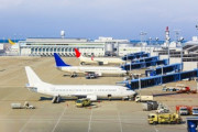 飛行機←出発の3時間前までに空港にお着き下さい　新幹線←切符さえ買えば発車5分前でも即乗れる