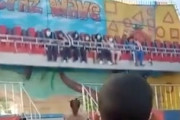 【動画】絶叫マシンの安全バーが外れて乗客が投げ出されてしまう事故。