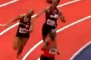 【動画】陸上リレーの女子選手、バトンで前の走者を殴って脱落させてしまう