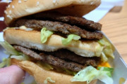 【画像】倍ビッグマックデカすぎワロタｗｗｗｗｗｗｗｗｗｗｗｗｗ