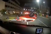 【京都】なに見て運転。路駐に突っ込んで横転してしまう車が堀川通で撮影される。
