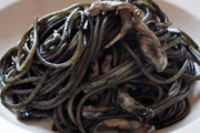 嫁が「イカ墨が足りなかったから」と墨汁をパスタに絡めてた。その墨汁パスタを徹夜明けに食べた瞬間…