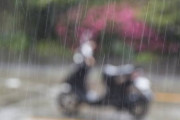 【悲報】ワイ、車で原付バイクを倒してしまう