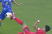 伝統のテコンサッカーじゃないか　〜　【サッカー】 「格闘技か！レッドだ」「狂ってる」韓国MFの日本選手への悪質プレーに母国ファンからも非難！