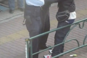 【動画】日本の警察官、突然道端で黒人を背負い投げしてしまう