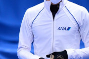 サラ髪にマスク、ジャージ姿。何気ない佇まいさえも輝きを放つ羽生結弦選手の美しさ。