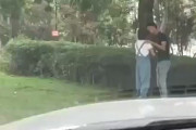 【動画】中国、ラブシーンをクラクションで邪魔された男、激怒し車を破壊するも返り討ち！w