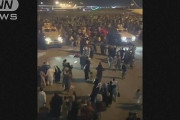 【アフガニスタン】空港の滑走路に市民押し寄せ大混乱、飛行機が離陸できなくなる