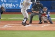 【悲報】阪神のランナー、キャッチャーが外に構えた瞬間首を捻ってしまう