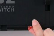 任天堂「Nintendo Switch 2」microSD Expressカードは背面スタンドの裏に差す