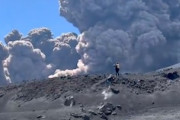 【動画】エトナ山噴火による火砕流が発生して登山客らが大ピンチに。