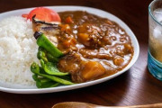 家庭菜園でピーマンとズッキーニが豊作だったので夏野菜カレーを作ることに。友人が食いついてきたのでごちそうすることになったんだけど…