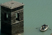 【画像】イタリアの湖に「謎の遺跡」が出現ｗｗｗｗｗｗｗｗ
