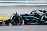 メルセデス「F1イギリスGPの終盤、フェルスタッペンに続いてハミルトンをピットインさせるべきだった」