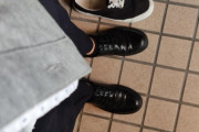 【画像】スニーカーか革靴どっちがいい？ｗｗｗ