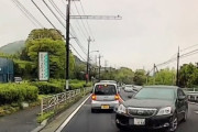 【動画】右折して敷地内に入ろうとした車とすり抜けしたバイクが衝突、これどっちが悪いんや？