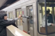 お客様やでこっちわ！車掌さんを煽りまくる撮り鉄たちの動画が人気に。