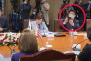 【国辱】韓国人「ペロシ議長と会談中に韓国人議員がペロシ氏を盗撮していた事が判明‥」→ネチズン「無礼だ」　韓国の反応