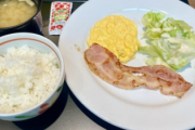 【画像】牛丼屋の朝食、これで390円　安すぎてビビるわ