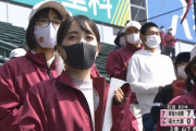 【悲報画像】福岡大大濠の応援JK、惨敗で目が死んでしまう