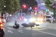 【動画】渋谷の交差点でいきったバイク乗り、転倒してさらに自分のバイクにひかれるｗｗｗ