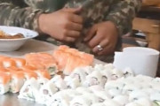 ウクライナ兵の戦時食に寿司が採用されていた！