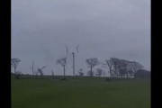 【悲報】中国製の風力発電機、風力で破壊される