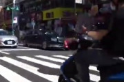 【動画】女さん、バイクを転倒させた後にとんでもない行動に出る
