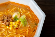 【悲報】彼女、カップ麺の汁を流しに捨てる