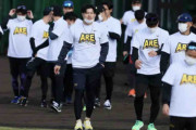 【阪神】選手、スタッフら「Ａ．Ｒ．Ｅ．」Ｔシャツ着用で「アレ」へ向け一体感　先乗り自主トレ