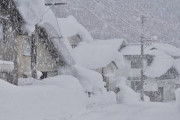 【画像】青森住みだけど雪がヤバ過ぎ助けてくれ！！！お前らが想像してる5364倍はヤバい！！