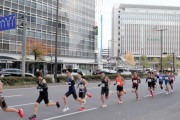 大会車両が選手をはねる福岡国際マラソン、選手は骨折しながらもレース続けゴール #マラソン