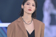 【元乃木坂46】若月佑美 実況ランウェイ『GirlsAward 2023 S/S』圧巻オーラ放つ.gif