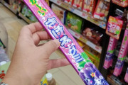 外国人「俺達の間で最も有名な日本のお菓子を遂に手に入れたぞ！」