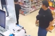 【横浜】前の客が忘れた財布をポッケにしまってしまう男の動画。