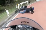 【動画】奥多摩で単独事故を起こしてしまう外国人ライダーの映像。あなた飛ばしすぎよ(´･_･`)
