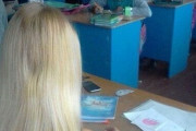 【悲報】ロシアの女教師、とんでもない格好で授業をしてしまう