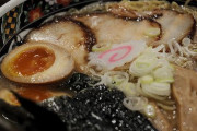 おっさん「ラーメンにお酢ジョロロロロ～♪」僕「ラーメンに酢てｗｗｗ」おっさん「いいからお前もやってみろｗｗｗ」