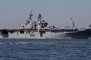 ニューヨーク港を通過する米海軍強襲揚陸艦「バターン」…フリート・ウィーク2024！