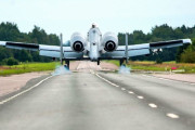 A-10サンダーボルトⅡ攻撃機が、米国の高速道路で初めて離着陸をトレーニング！