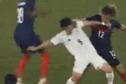 【悲報】サッカーフランス代表、日本に負けイラっとして足の骨を折ろうとしてしまう