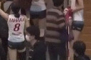 【動画】 女子バレー選手、突然侵入してきたキモファンに逃げ惑う・・ 衝撃動画
