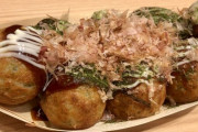 大阪の民「あ！東京モンが銀だこ食べてる！銀だこは焼きじゃな…」 ワイ「ほらよ(ｱﾂｱﾂを口に放り込む)」